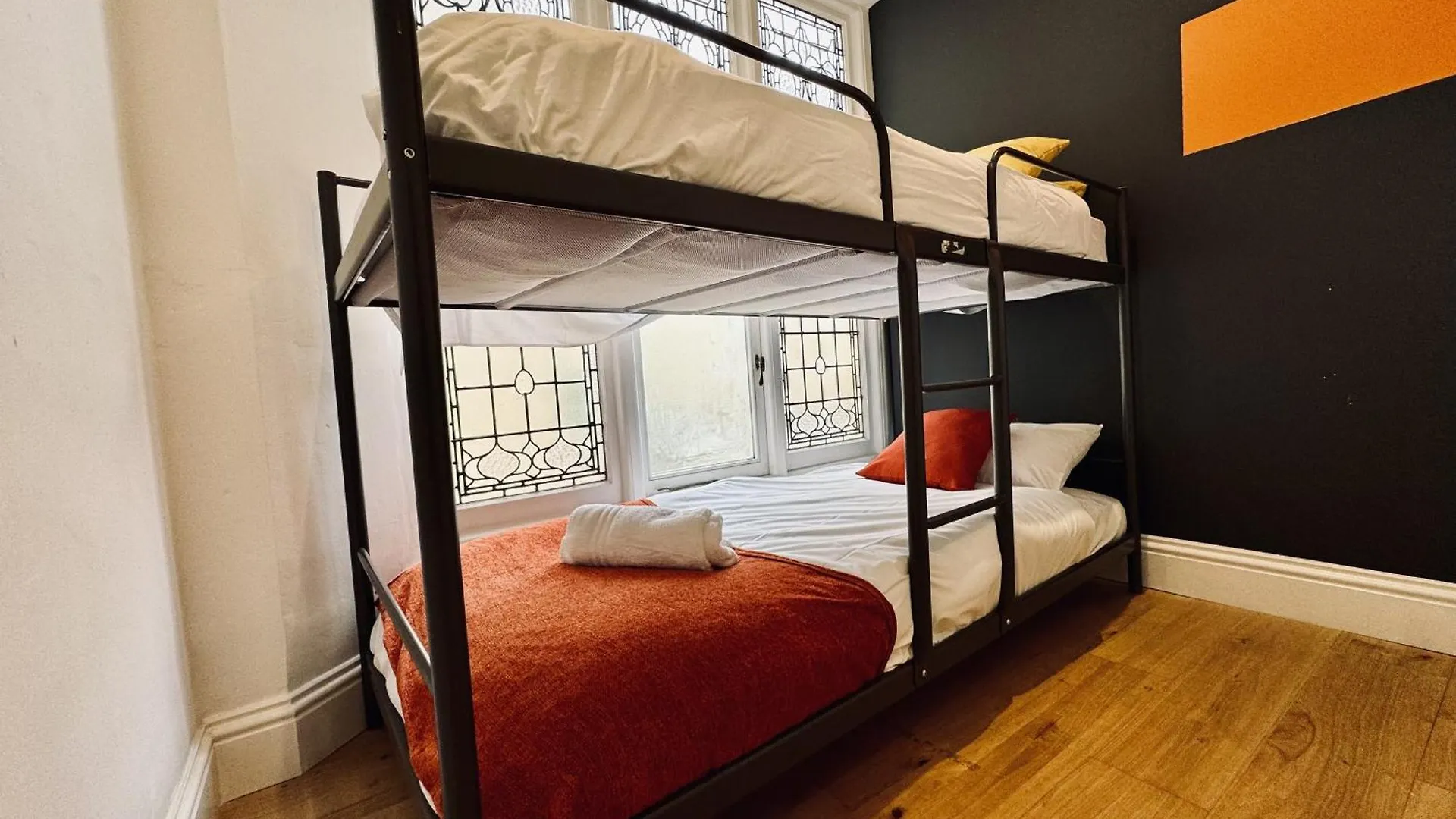 Free Parking I Beautiful 2 Bedroom Apartment Next To Brighton Beach