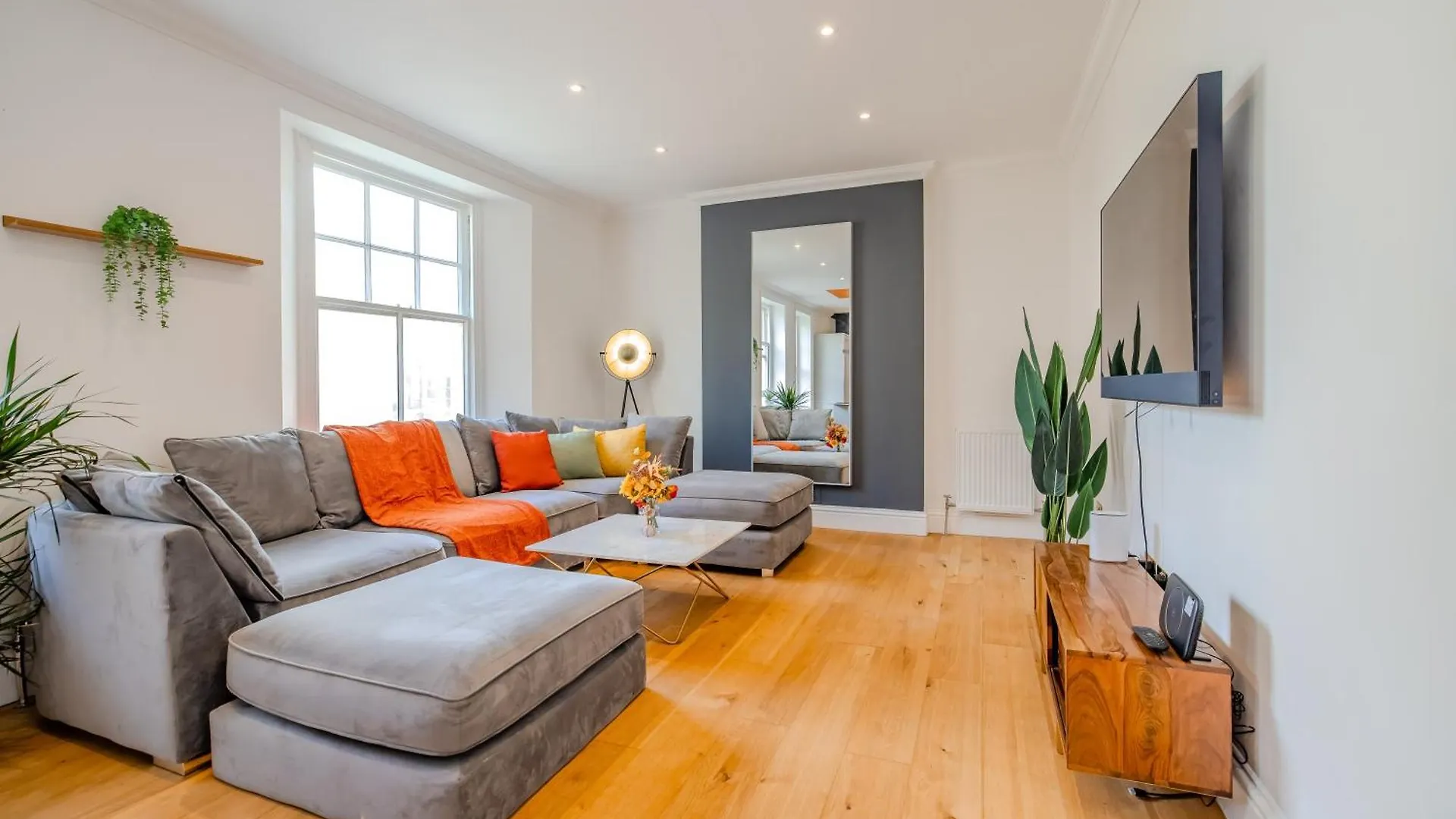 Free Parking I Beautiful 2 Bedroom Apartment Next To Brighton Beach