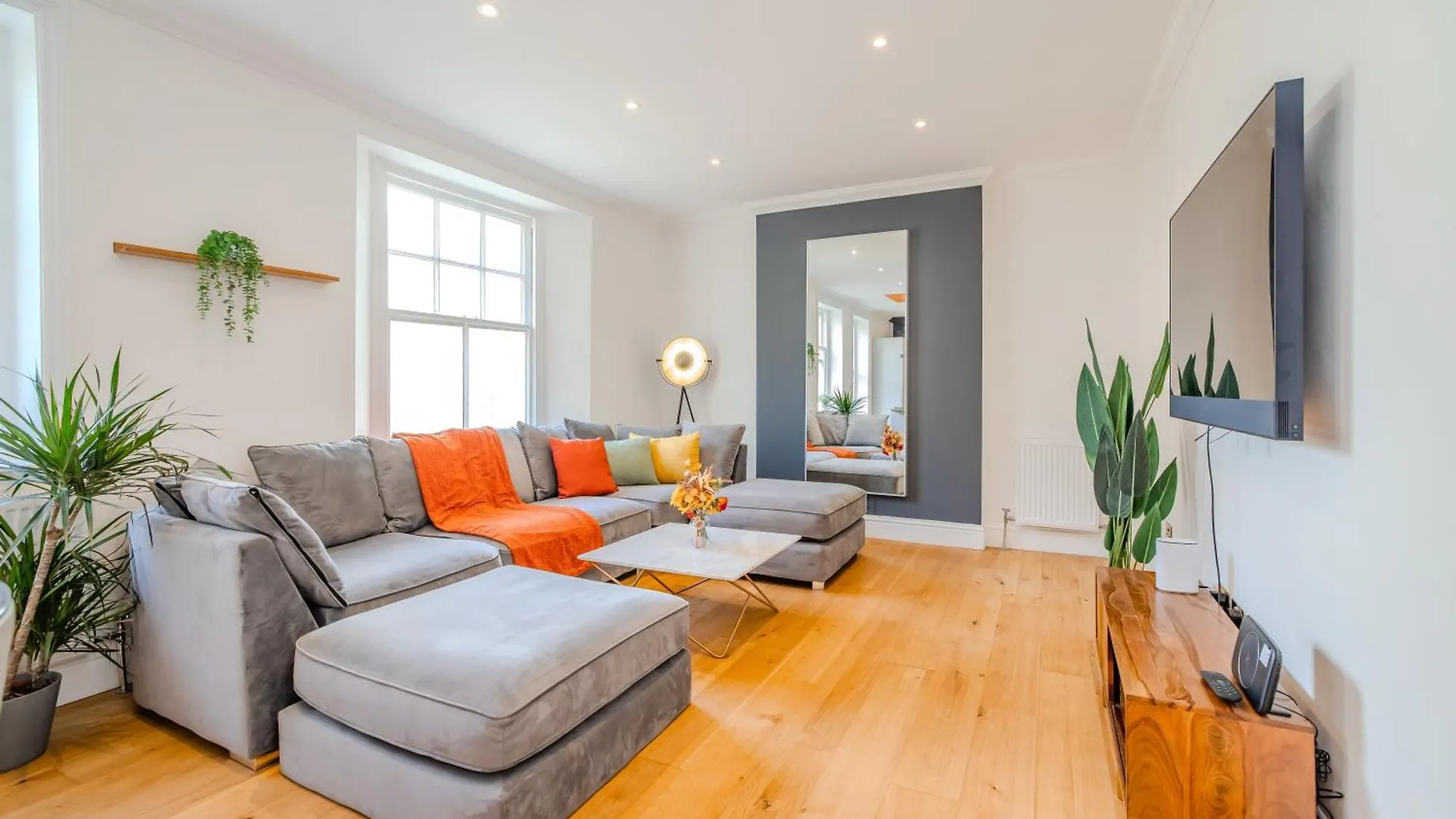 Free Parking I Beautiful 2 Bedroom Apartment Next To Brighton Beach