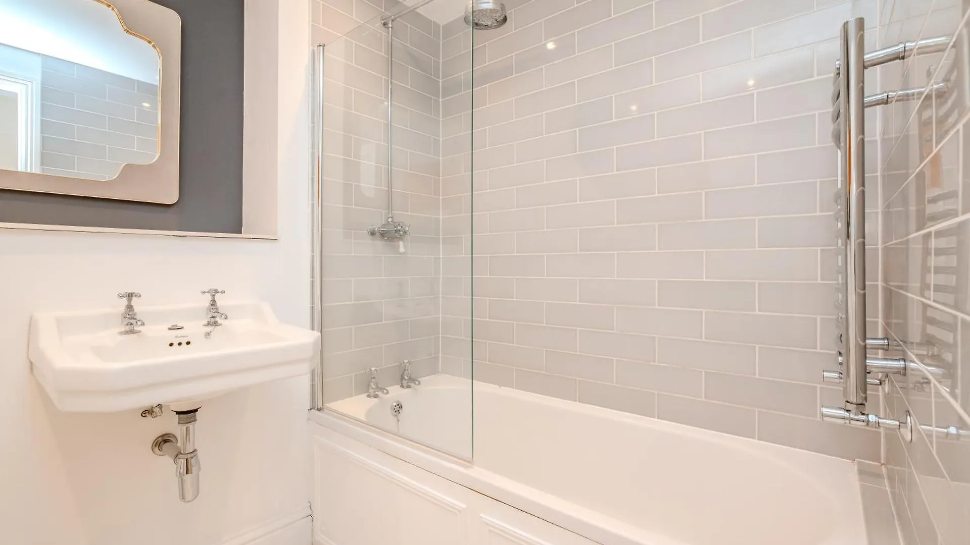 Free Parking I Beautiful 2 Bedroom Apartment Next To Brighton Beach