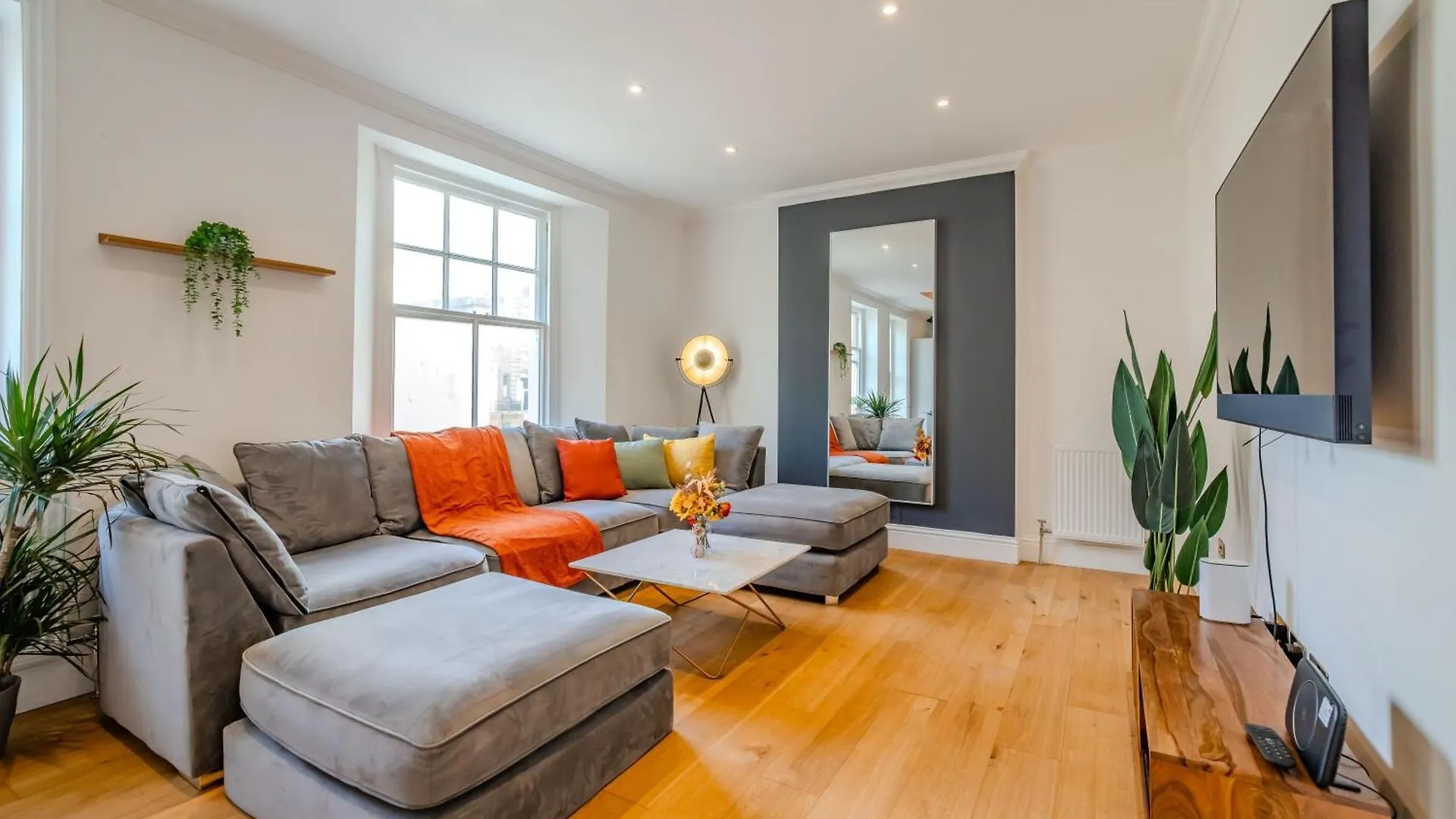 Free Parking I Beautiful 2 Bedroom Apartment Next To Brighton Beach