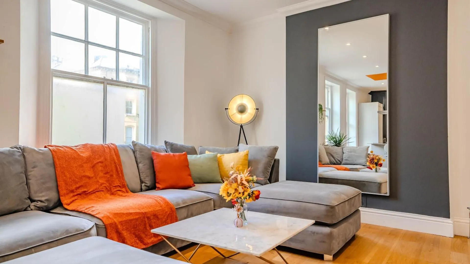 Free Parking I Beautiful 2 Bedroom Apartment Next To Brighton Beach