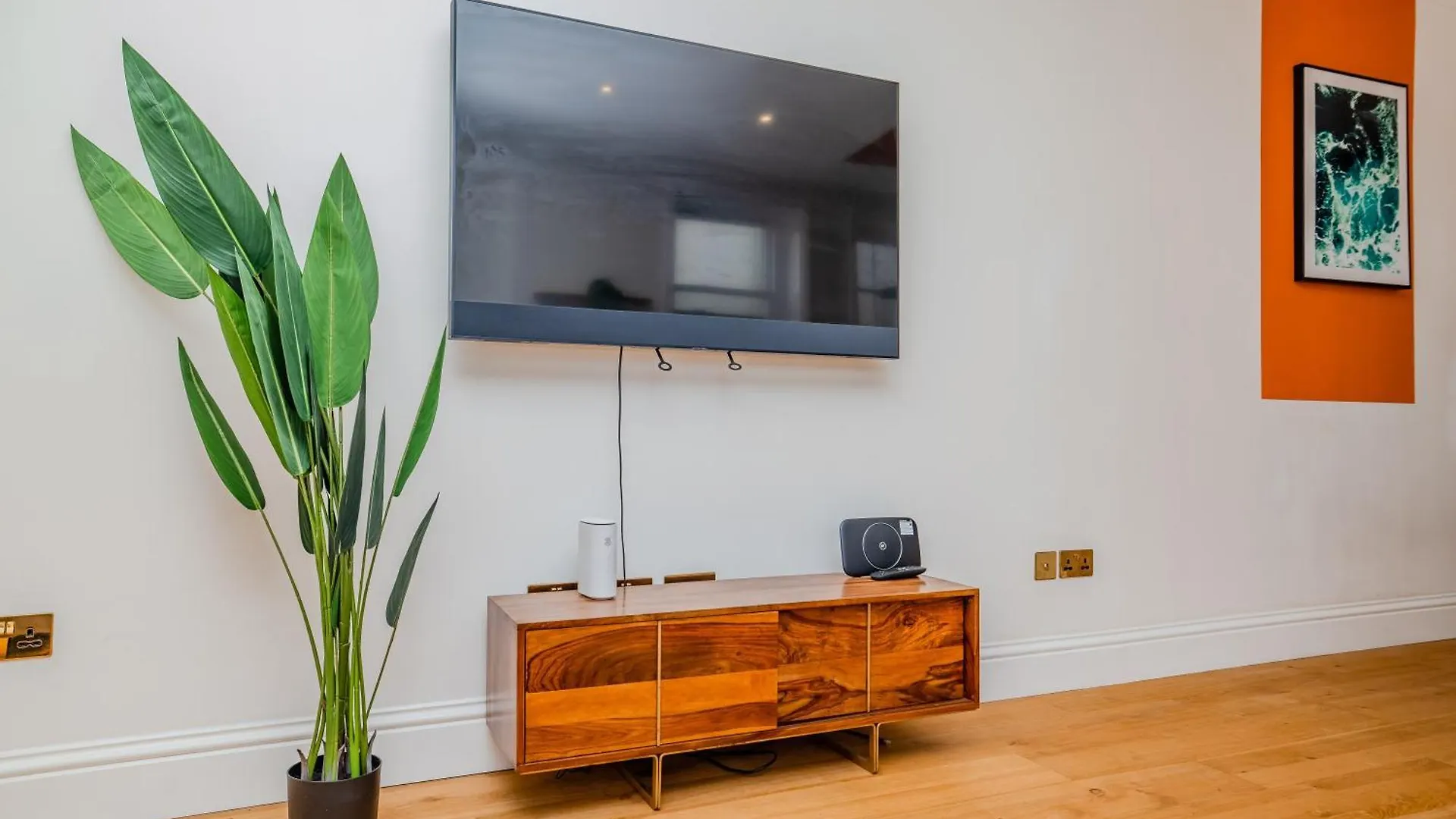 Free Parking I Beautiful 2 Bedroom Apartment Next To Brighton Beach