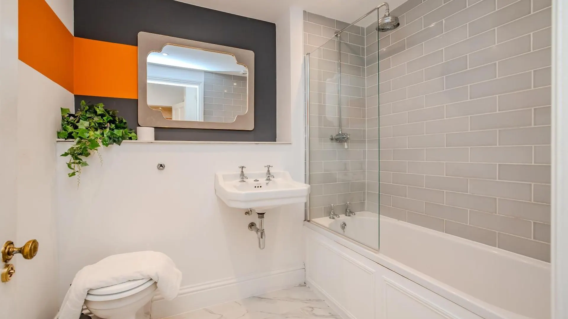 Free Parking I Beautiful 2 Bedroom Apartment Next To Brighton Beach