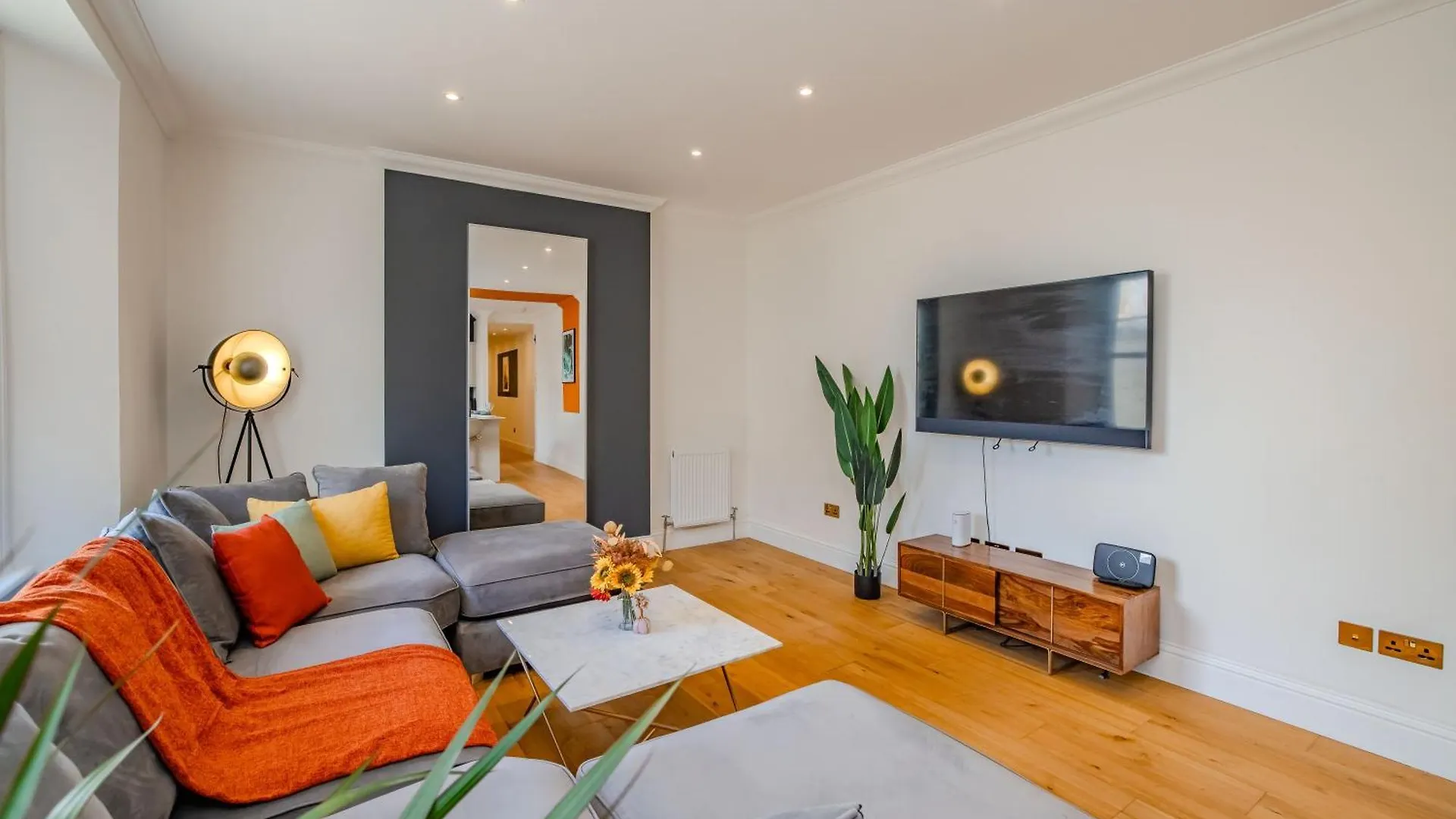 Free Parking I Beautiful 2 Bedroom Apartment Next To Brighton Beach
