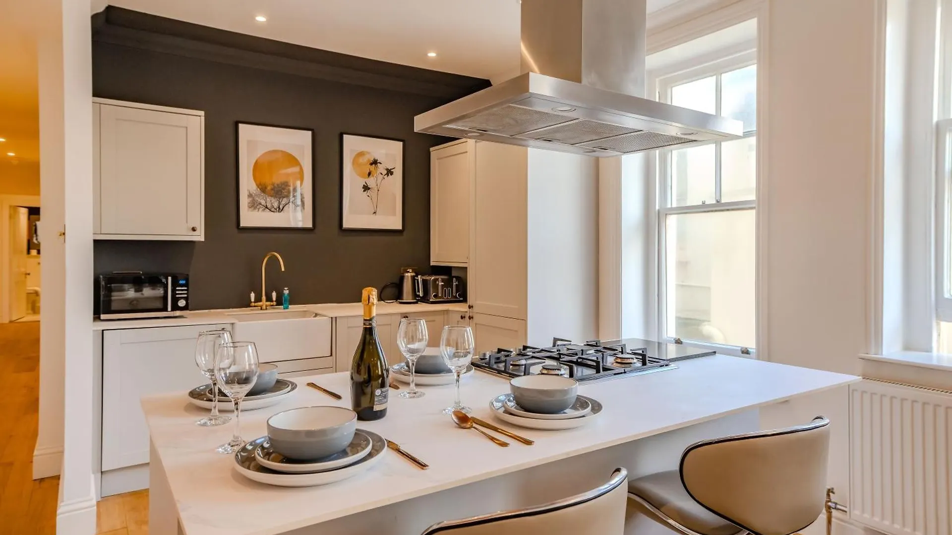 Free Parking I Beautiful 2 Bedroom Apartment Next To Brighton Beach
