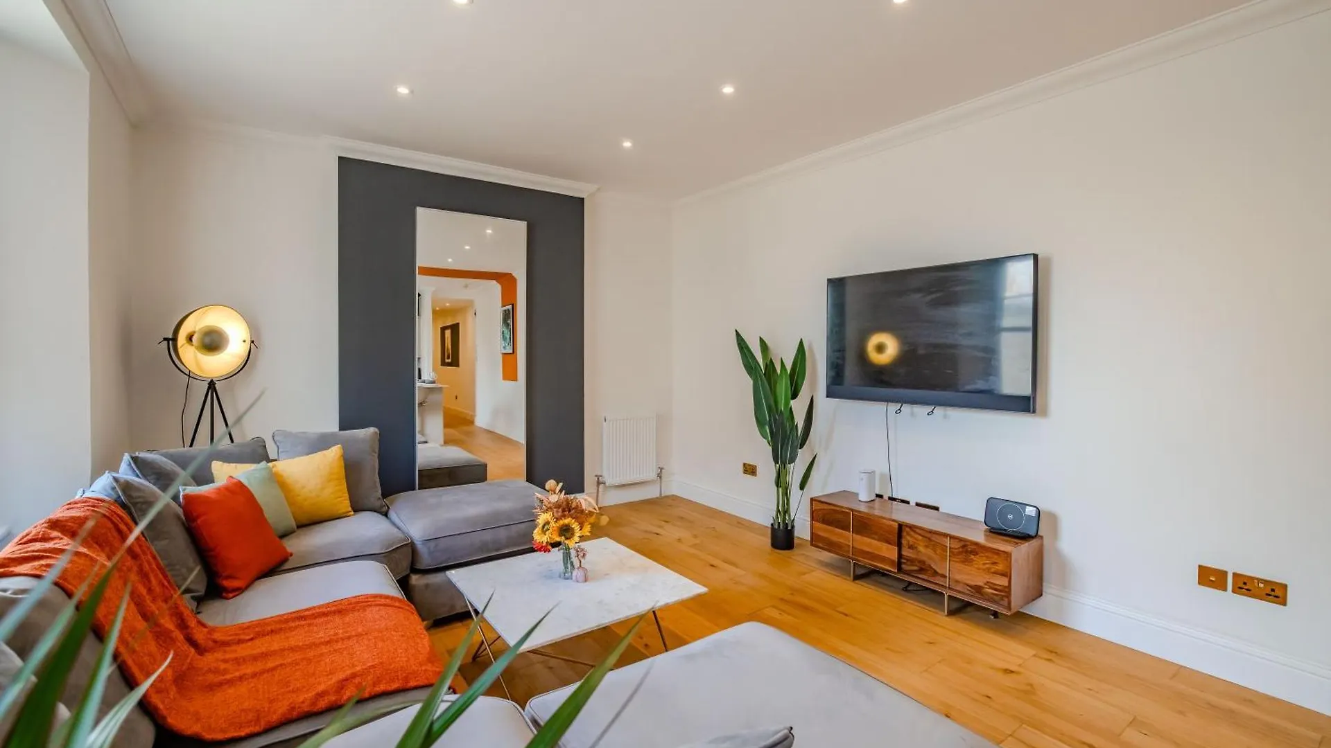 Free Parking I Beautiful 2 Bedroom Apartment Next To Brighton Beach