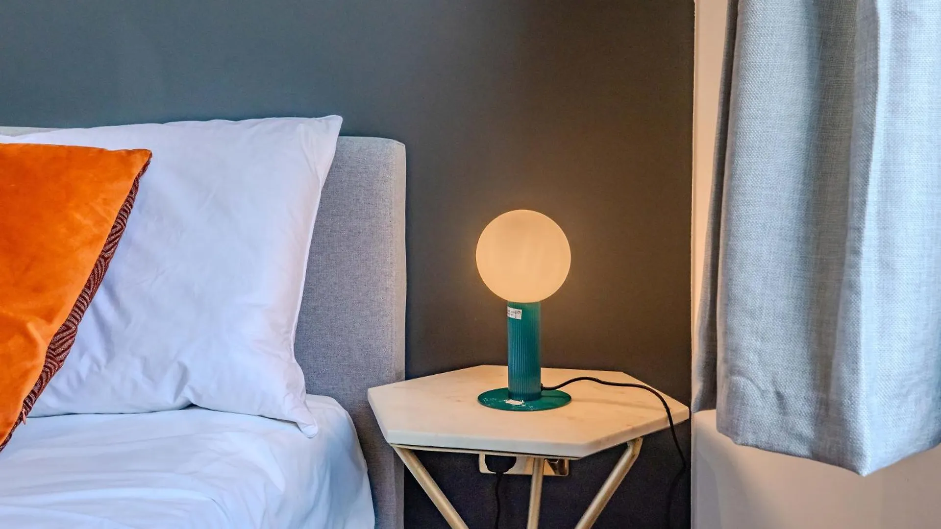Free Parking I Beautiful 2 Bedroom Apartment Next To Brighton Beach